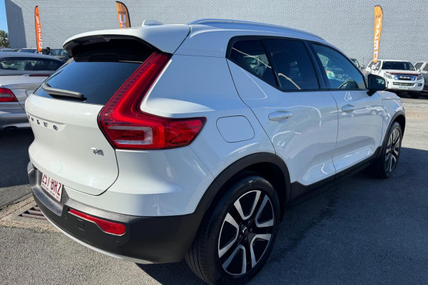 2020 Volvo XC40 XZ T4 Momentum SUV Image 7