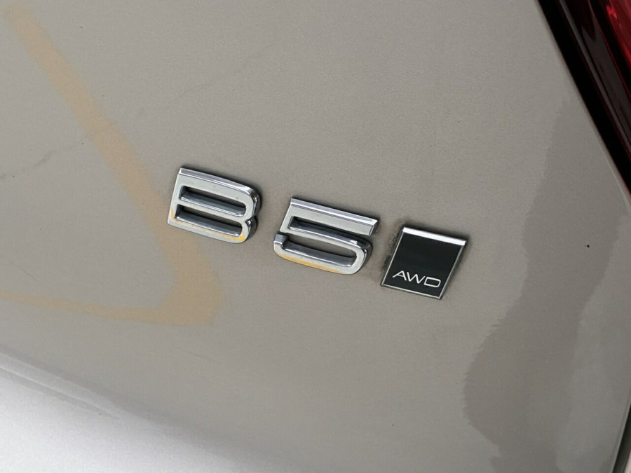 2023 Volvo XC40 XZ Ultimate B5 Dark SUV Image 8
