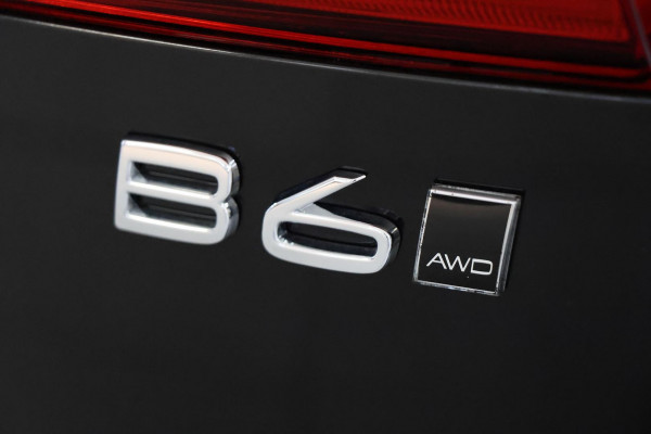 2023 Volvo XC60  Ultimate B6 Dark SUV Image 5