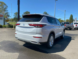 2024 Mitsubishi Outlander ZM LS SUV image 8