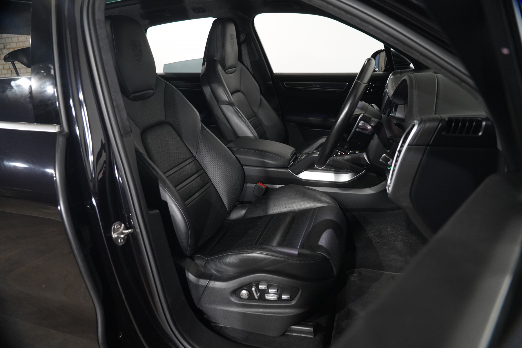 2019 Porsche Cayenne Turbo SUV Image 29