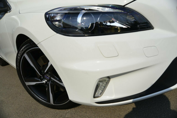 2016 Volvo V40 T5 R-DESIGN Sedan Image 2