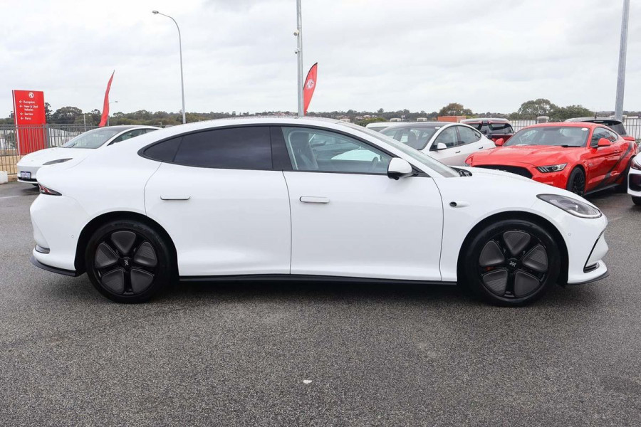2025 MG IM5 P12L Premium Hatch Image 3