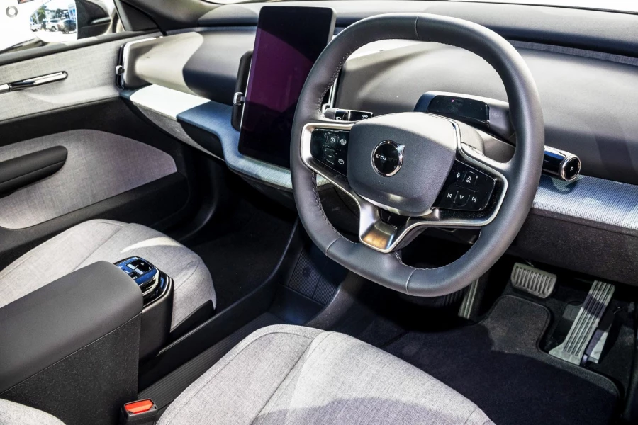 2026 Volvo EX30  Single Motor Extended Range Ultra SUV Image 7