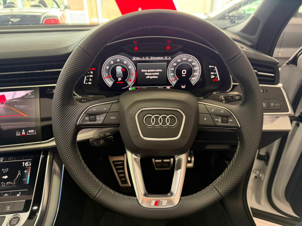 2025 Audi Q7 4M 55 TFSI S line SUV image 11