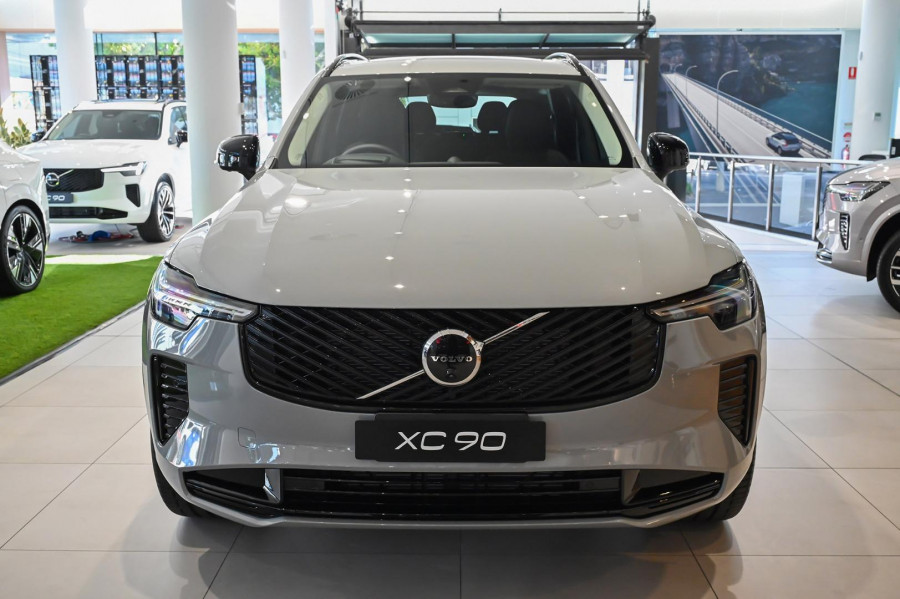 2026 Volvo XC90 L Series Ultra B5 Dark SUV Image 2