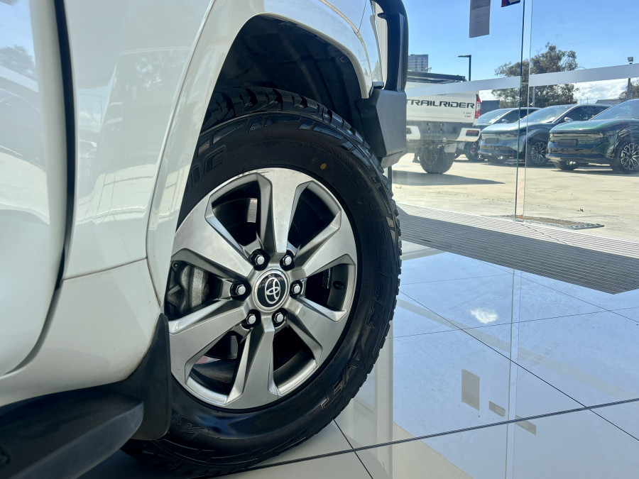 2022 Toyota LandCruiser FJA300R VX SUV Image 4