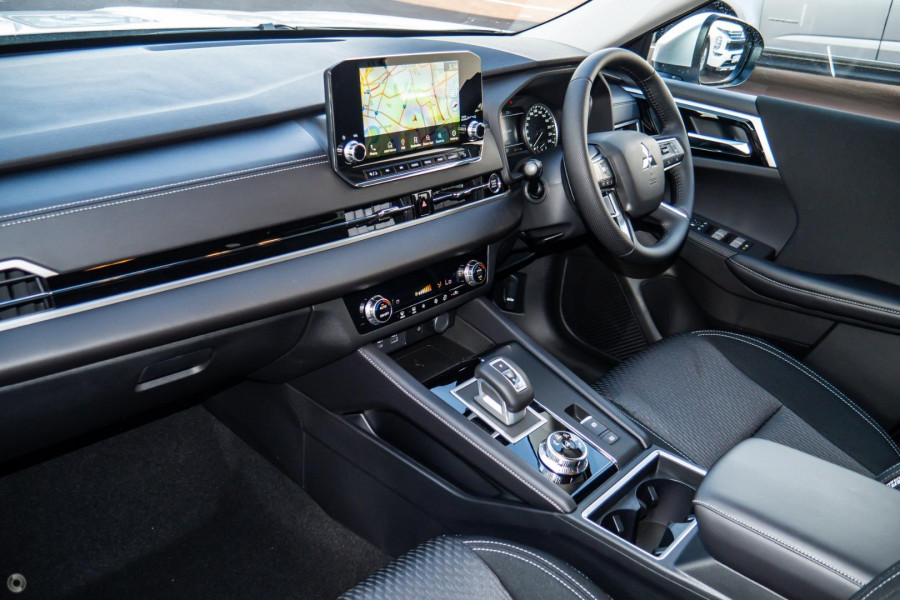 2024 Mitsubishi Outlander ZM LS SUV Image 8