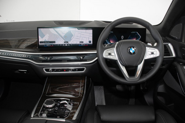 2025 BMW X7 G07 LCI xDrive40d Design Pure Excellence SUV image 7