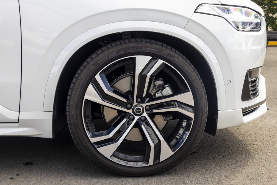 2024 Volvo XC90 L Series Recharge Ultimate T8 Plug-In Hybrid SUV Image 6
