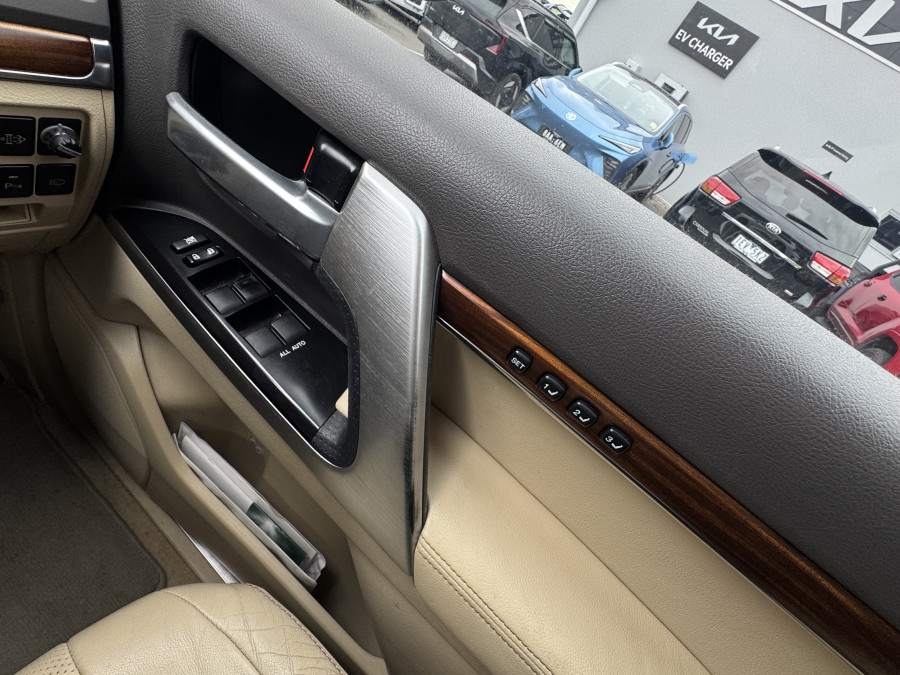 2017 Toyota LandCruiser VDJ200R Sahara SUV Image 31