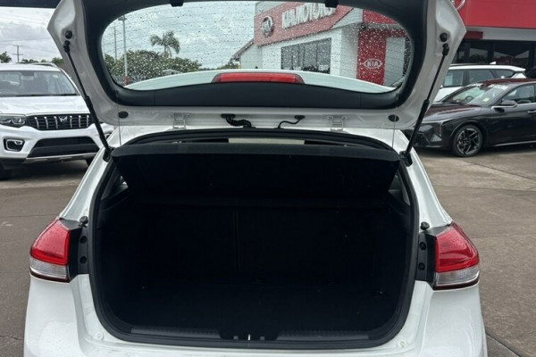 2016 Kia Cerato YD S Hatch Image 5