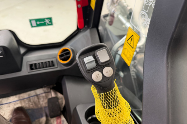 2025 JCB 300THF CAB T3 WITH 320 CW Tracked Skidsteer Loader Image 9