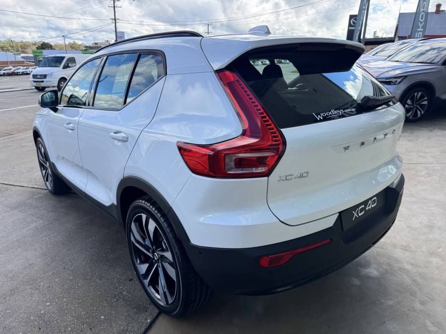 2026 Volvo XC40 XZ Ultra B4 Dark SUV Image 7