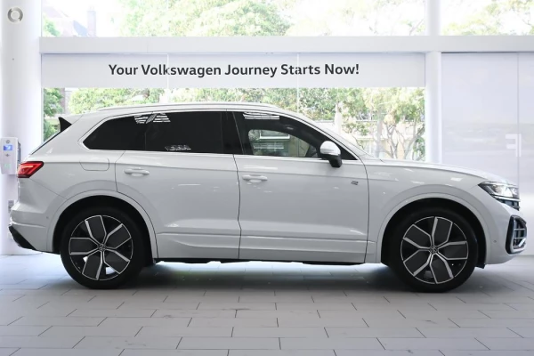 2025 Volkswagen Touareg RC 210TDI R-Line SUV Image 4