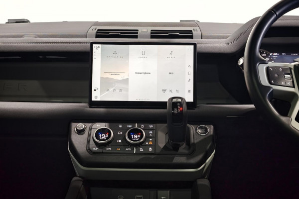 2022 MY23.5 Land Rover Defender L663 110 D300 SE SUV Image 38