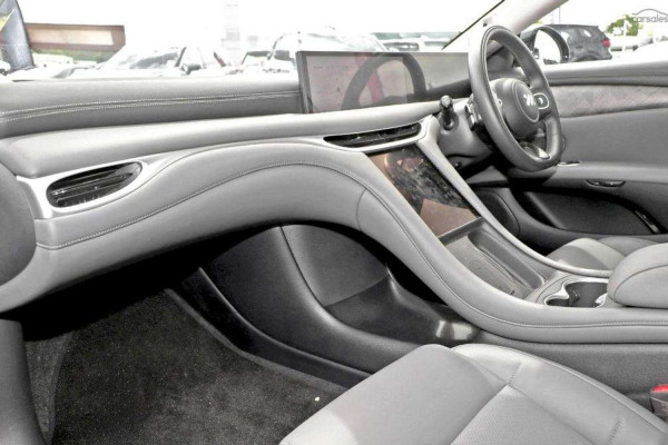 2026 MG IM5 P12L Performance Hatch Image 7