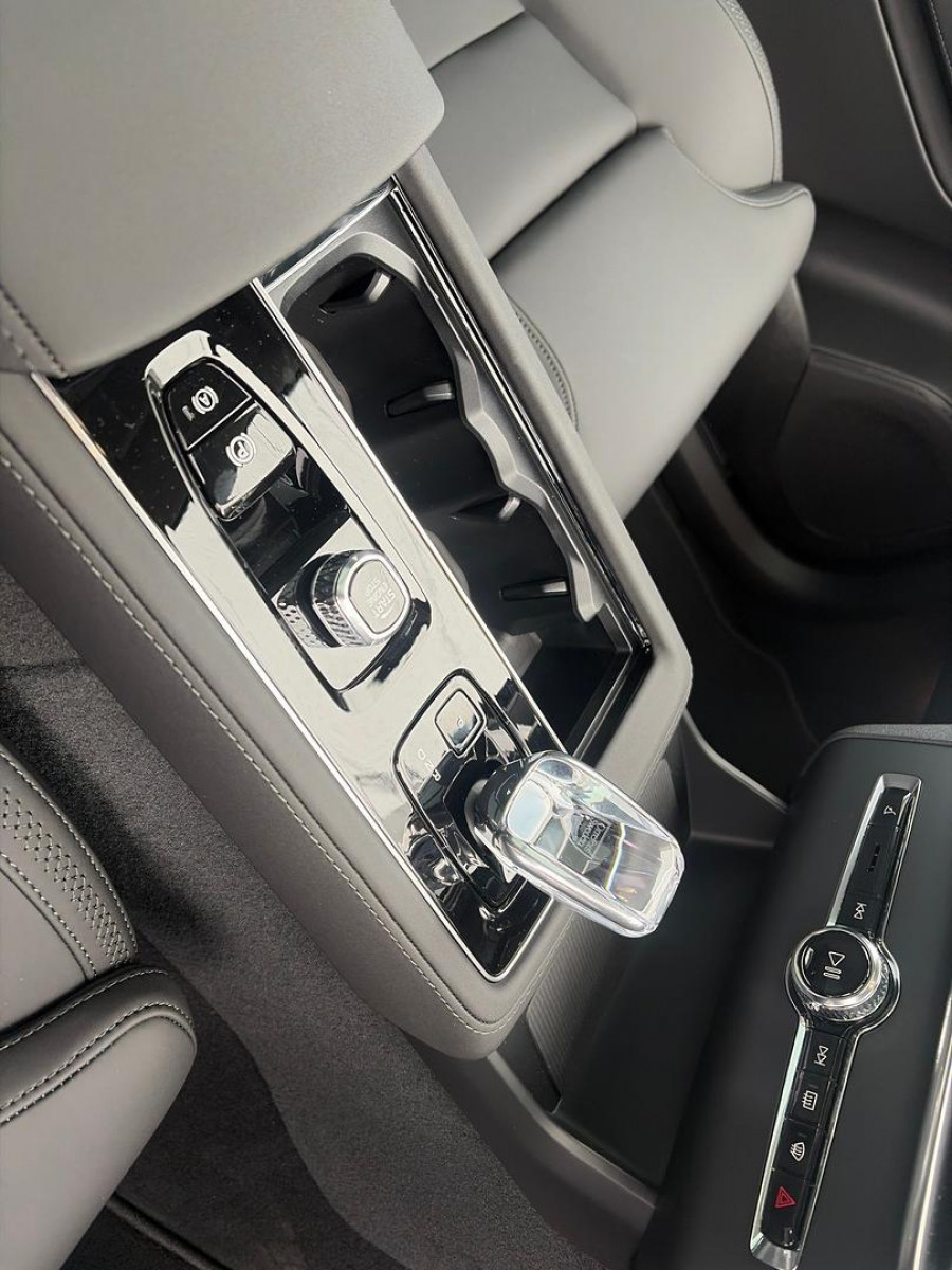 2025 MY26 Volvo XC90 L Series Plus T8 Plug-in Hybrid Dark SUV Image 16
