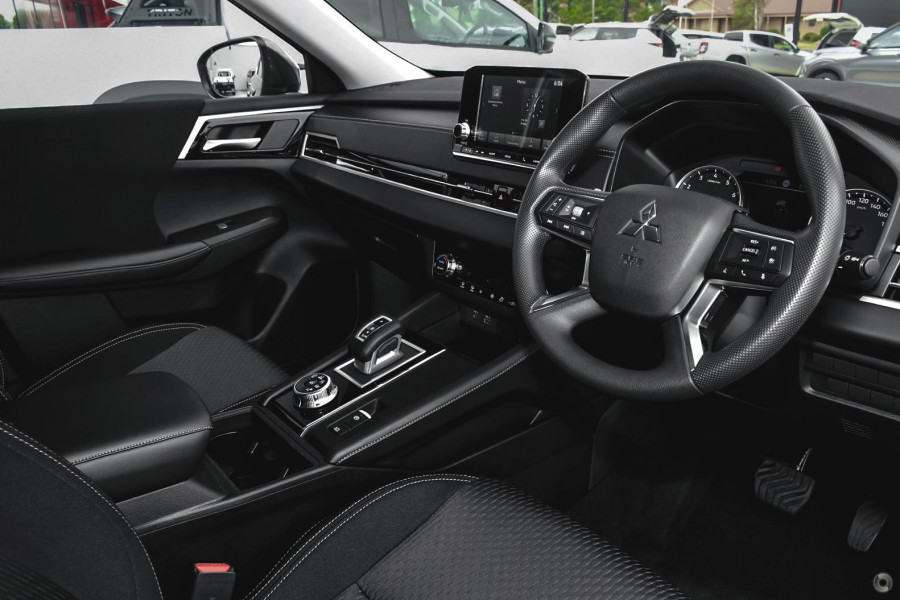 2024 Mitsubishi Outlander ZM ES SUV Image 6