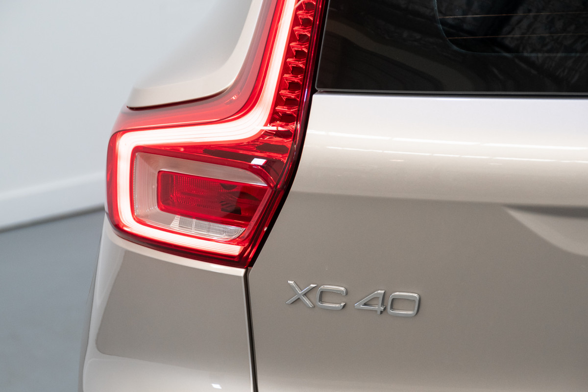 2024 Volvo XC40 XZ Ultimate B4 Dark SUV