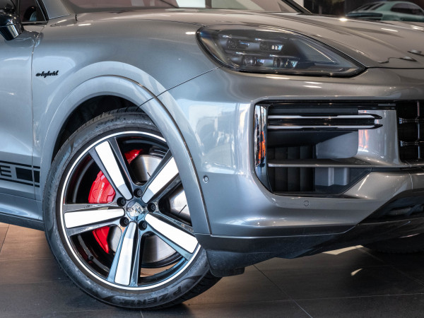 2024 MY25 Porsche Cayenne Turbo E-Hybrid SUV image 8