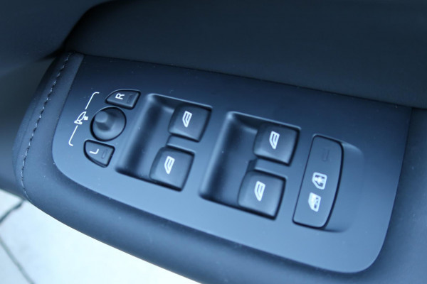 2025 Volvo XC60 UZ Plus T8 Plug-in Hybrid Dark SUV Image 15