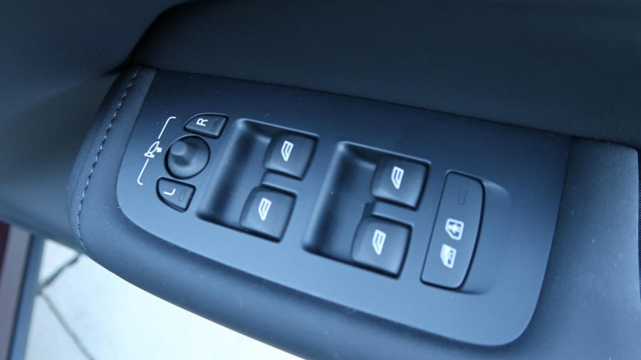 2025 Volvo XC60 UZ Plus T8 Plug-in Hybrid Dark SUV Image 15