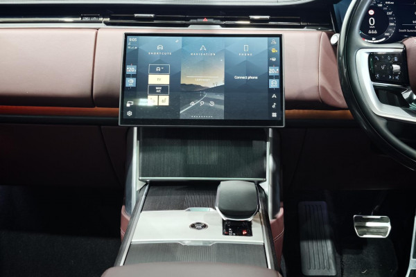 2024 MY25 Land Rover Range Rover L460 P460e Autobiography SUV Image 28