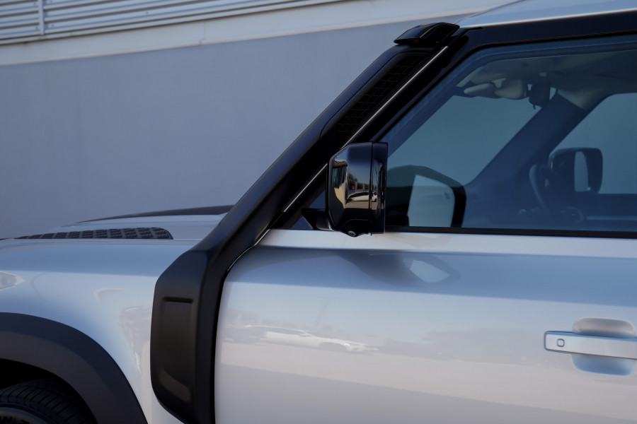 2020 Land Rover Defender L663 SE Wagon Image 41