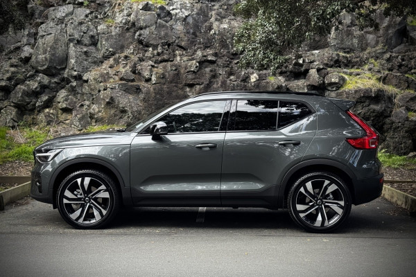 2025 Volvo XC40 XZ Ultra B4 Dark SUV Image 5