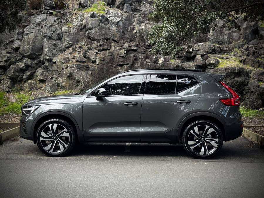 2025 Volvo XC40 XZ Ultra B4 Dark SUV Image 5