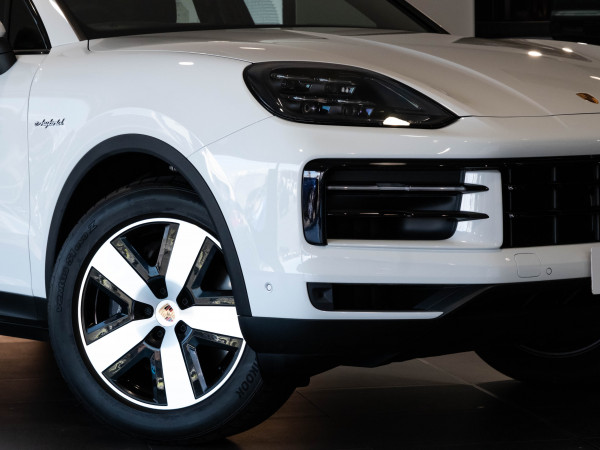 2025 Porsche Cayenne E-Hybrid SUV image 6