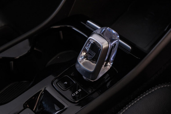 2023 Volvo XC40 XZ Ultimate B5 Dark SUV image 15