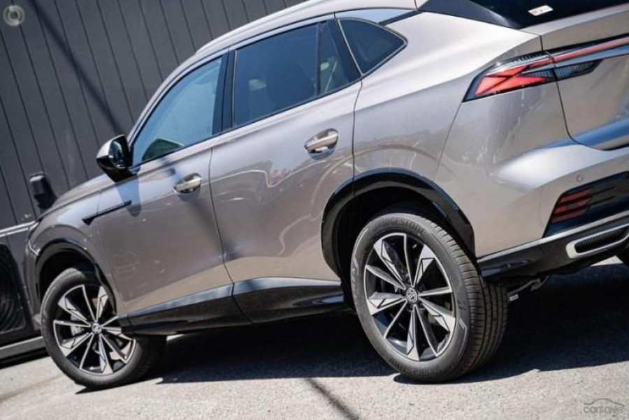 2025 MG HS AS33 Essence SUV Image 11