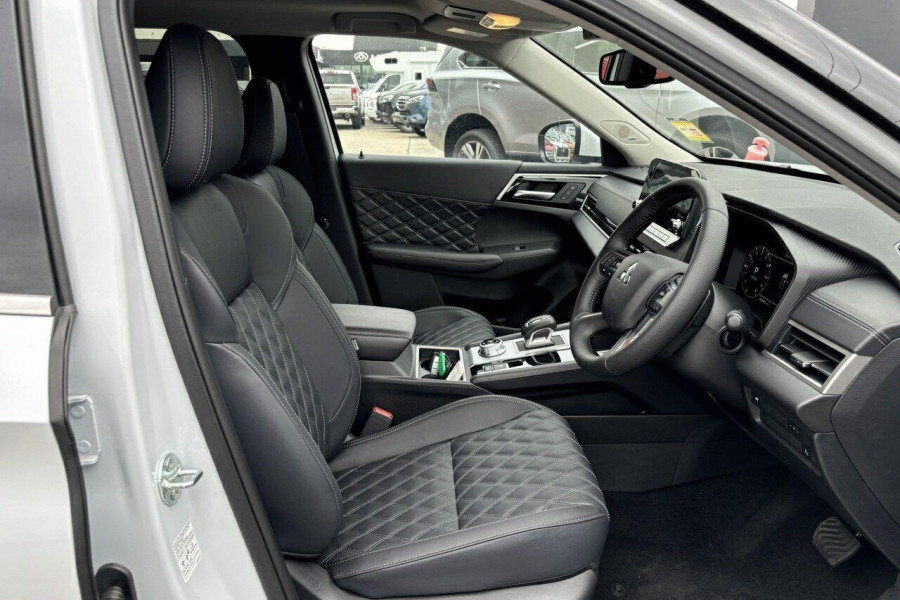 2024 Mitsubishi Outlander ZM Exceed SUV Image 12