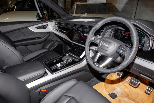 2024 MY25 Audi Q7 4M 55 TFSI S line SUV image 7