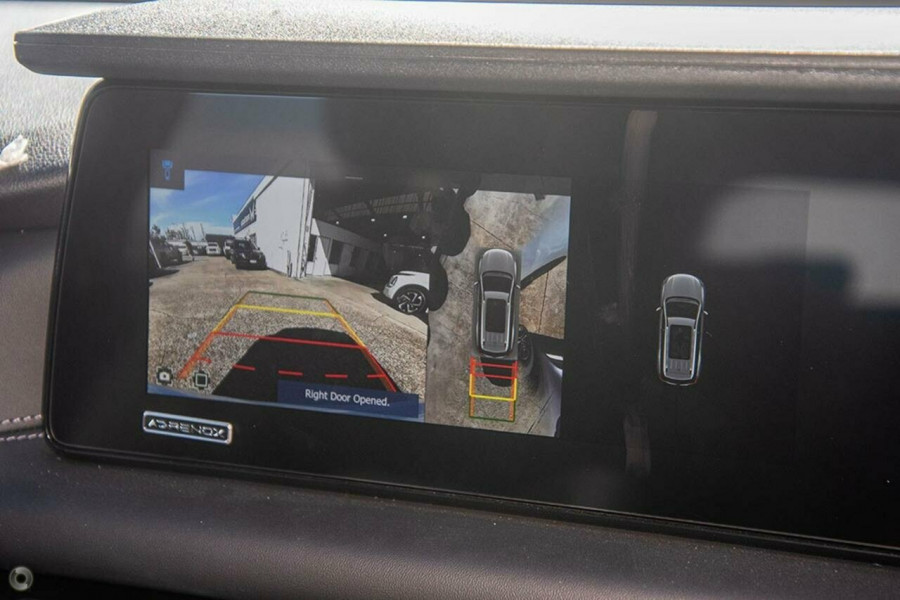 2025 Mahindra XUV700  AX7L SUV Image 11