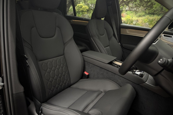 2026 Volvo XC90 L Series Ultra T8 Plug-in Hybrid Dark SUV Image 11