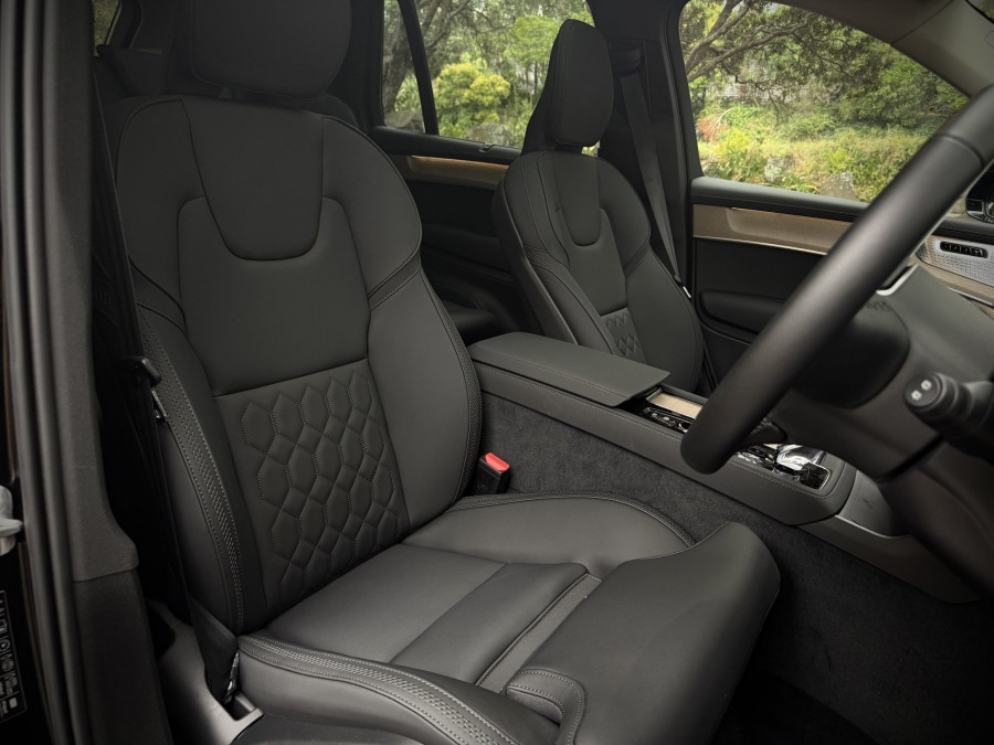 2026 Volvo XC90 L Series Ultra T8 Plug-in Hybrid Dark SUV Image 11