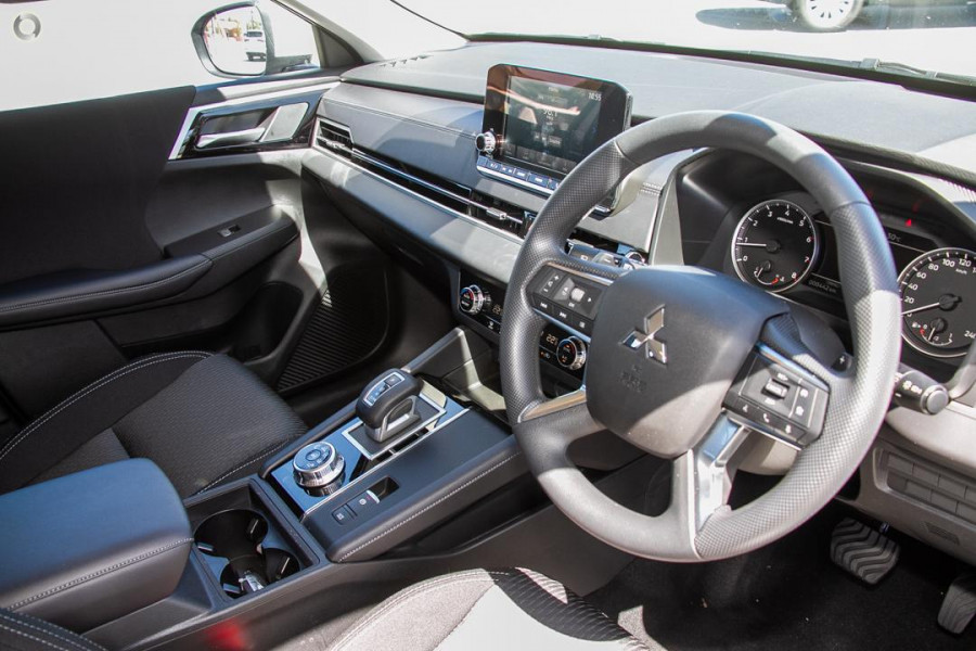 2024 Mitsubishi Outlander ZM ES SUV Image 7