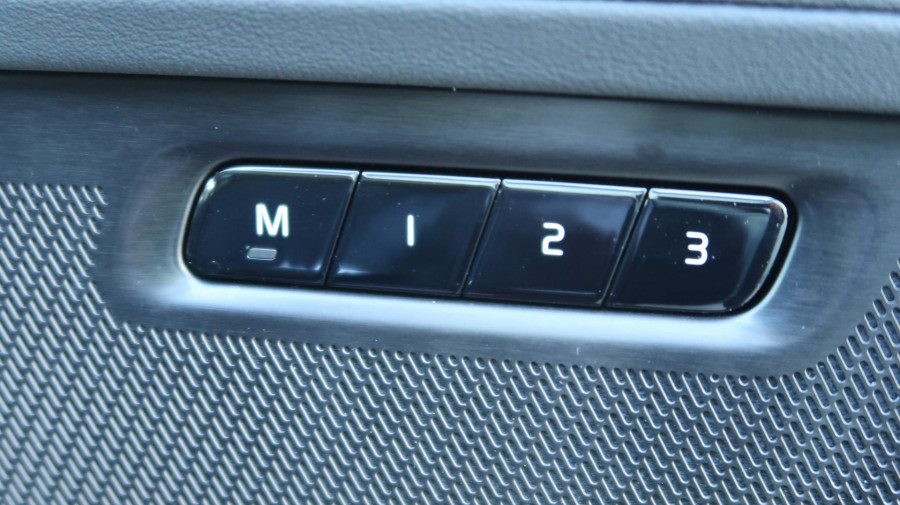 2025 MY26 Volvo XC90 L Series Plus T8 Plug-in Hybrid Dark SUV Image 11