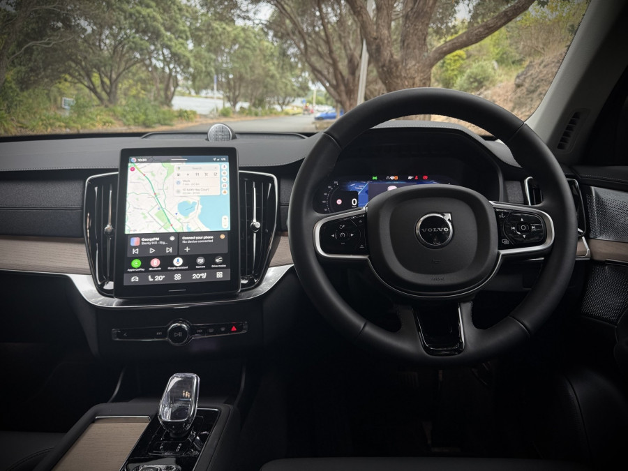 2026 Volvo XC90 L Series Ultra T8 Plug-in Hybrid Dark SUV Image 10