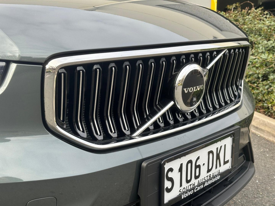 2026 Volvo XC40 XZ Ultra B4 Bright SUV Image 3