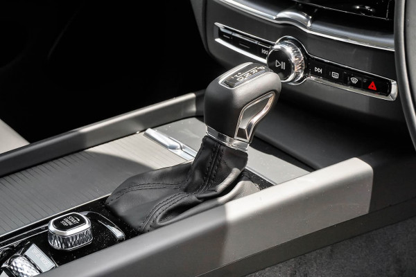 2019 MY20 Volvo XC60 UZ D4 Momentum Suv