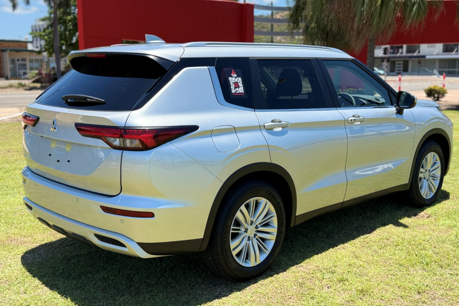 2024 Mitsubishi Outlander ZM LS SUV Image 8