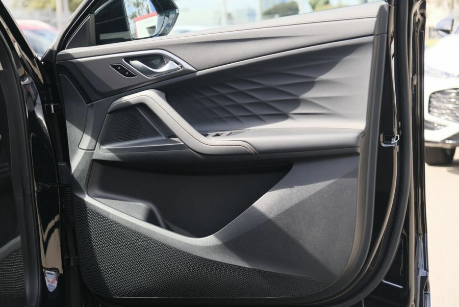 2024 MY24.5 MG HS AS33 Essence SUV Image 13