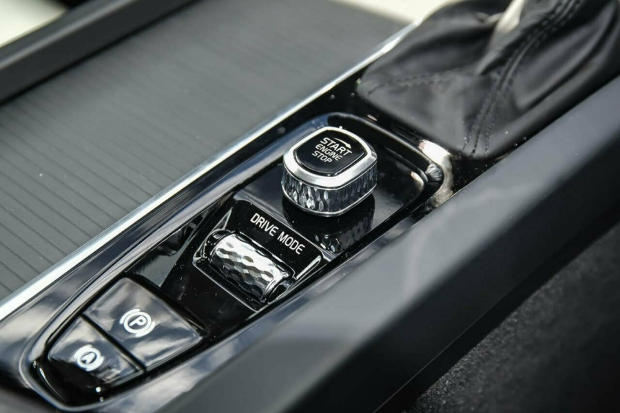 2019 MY20 Volvo XC60 UZ D4 Momentum Suv Image 15