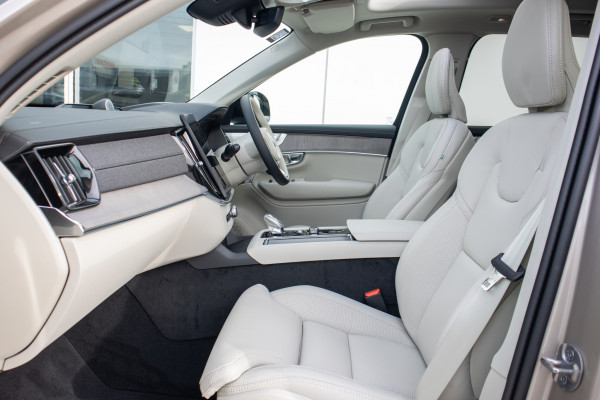 2025 Volvo XC90 T8 ULTRA PHEV Sedan Image 4