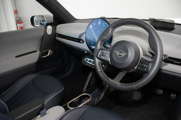 2024 MINI Cooper J01 SE Favoured Hatch image 6