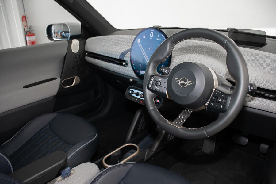 2024 MINI Cooper J01 SE Favoured Hatch